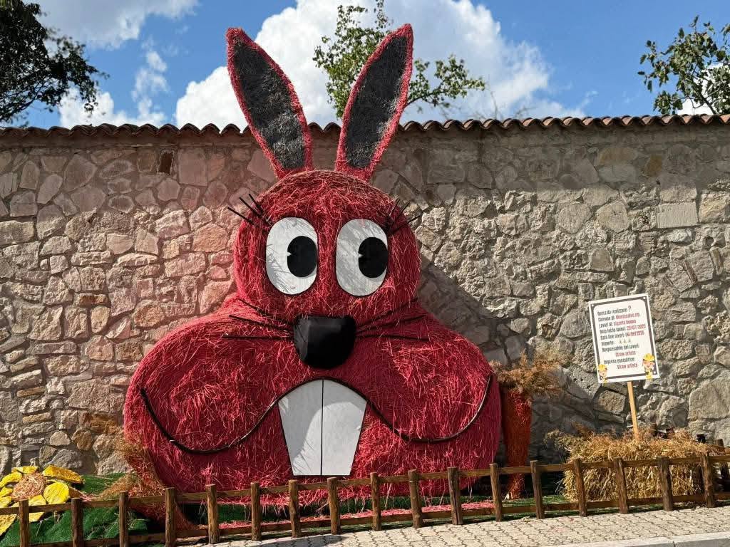 La coniglietta Lola, scultura di paglia